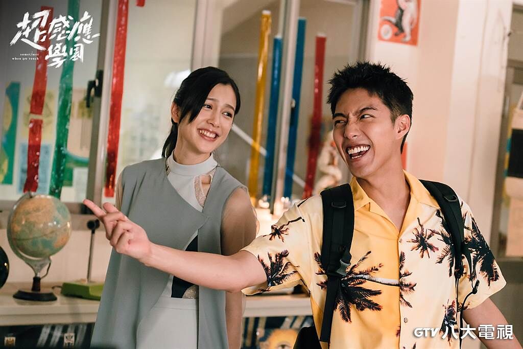 劉奕兒（左）、蔡凡熙在主演《超感應學園》有許多精彩對手戲。（八大提供）