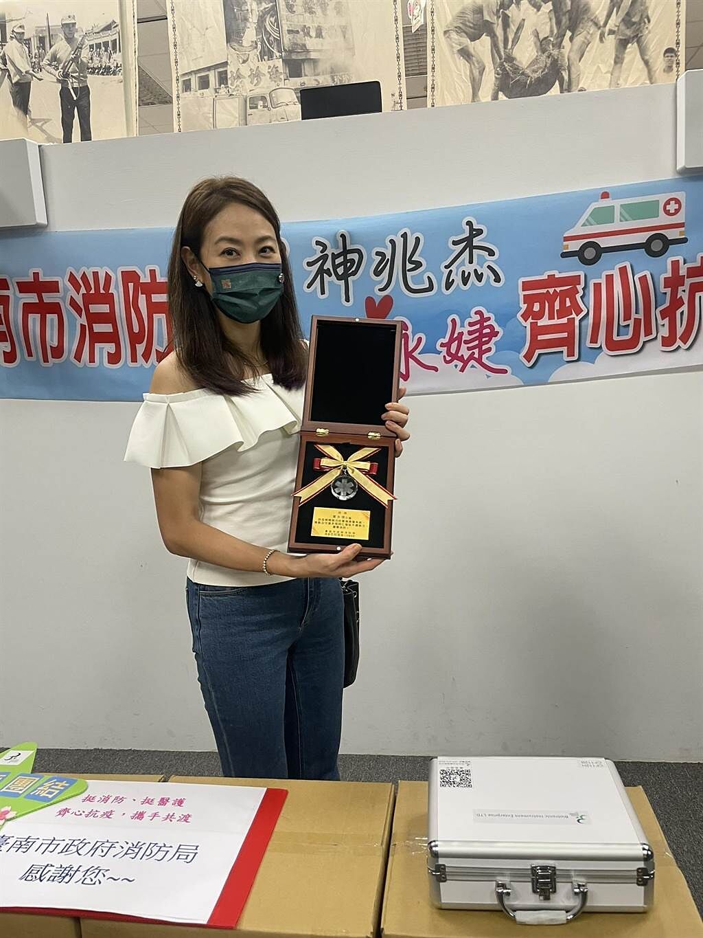 賈永婕捐贈影像式喉頭鏡給台南市消防局，獲贈生命之星獎座。（台南市消防局提供／曹婷婷台南傳真）