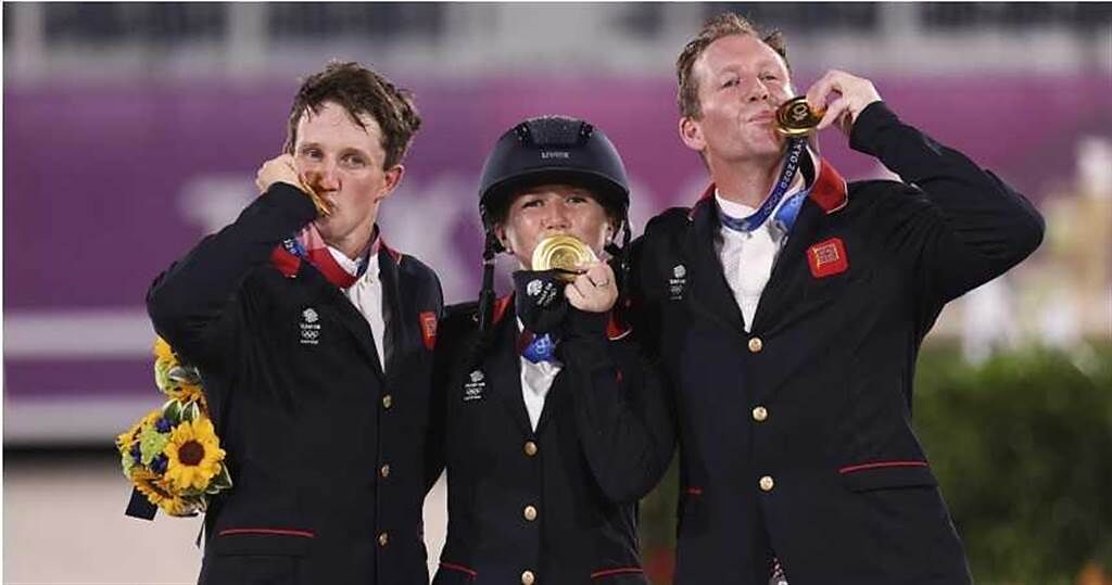 英國馬術好手柯萊特（中），與2位夥伴於本次東京奧運勇奪馬術三項競賽金牌。（圖／達志／美聯社）