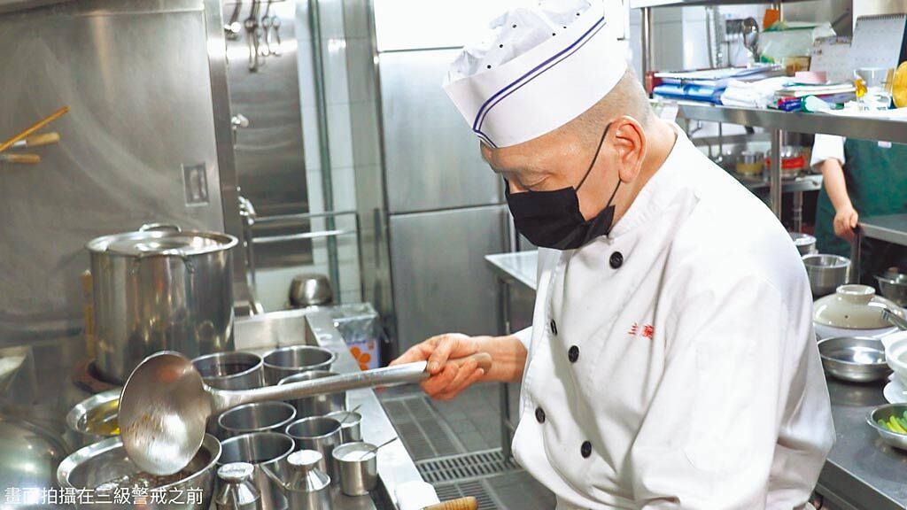 知名餐廳「鍋氣（wokhei）」主廚溫國輝希望保有創作自由，不願被米其林評鑑，因此對米其林提起民事訴訟，請求禁止「祕密客」上門。（鍋氣提供）