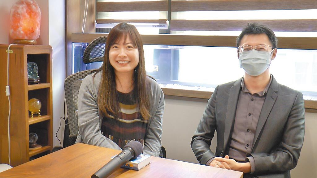 資深配音員林美秀（左起）、蔣鐵城參與《變法》網路廣播小說演出。（好好聽FM提供）