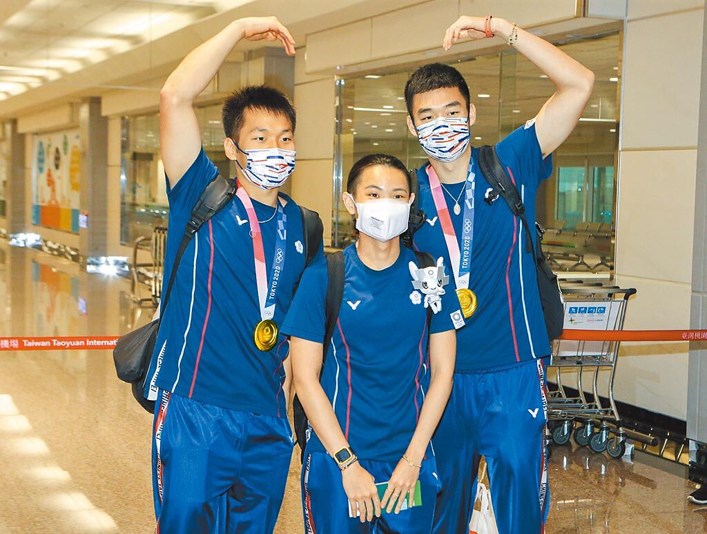 勇奪1金1銀、締造奧運最佳參賽成績的中華羽球隊，昨天風光返國。李洋（左起）、戴資穎、王齊麟返抵國門開心合影。（陳麒全攝）