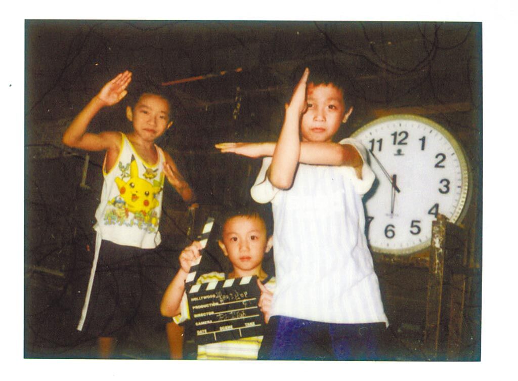 2005年由導演林育賢執導的《翻滾吧！男孩》，記錄奪下奧運銀牌的體操選手李智凱(右一)年僅9歲的稚嫩模樣。(Giloo紀實影音提供)