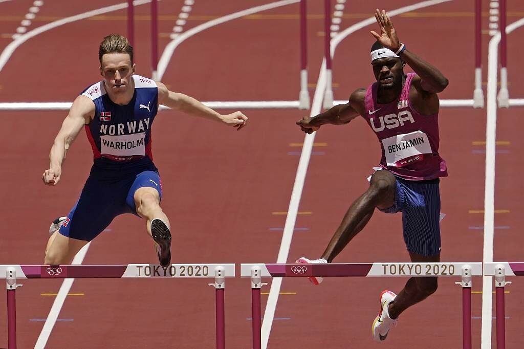 男子400公尺跨欄金牌沃爾霍姆(左)與美國選手班哲明。（美聯社資料照）