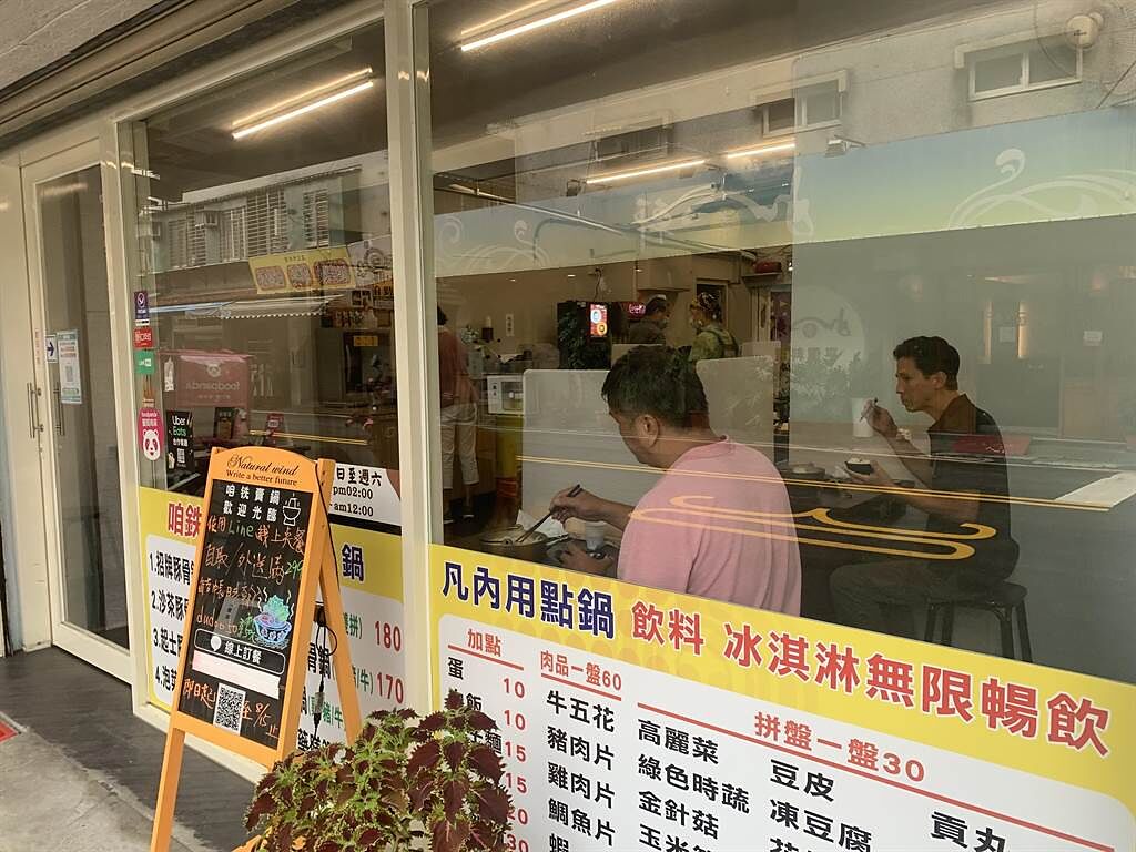 台北市前天開放餐飲業可內用，各局處也兵分多路前往各地稽查，目前共有32家不合格。圖非當事店家。（資料照，黃婉婷攝）