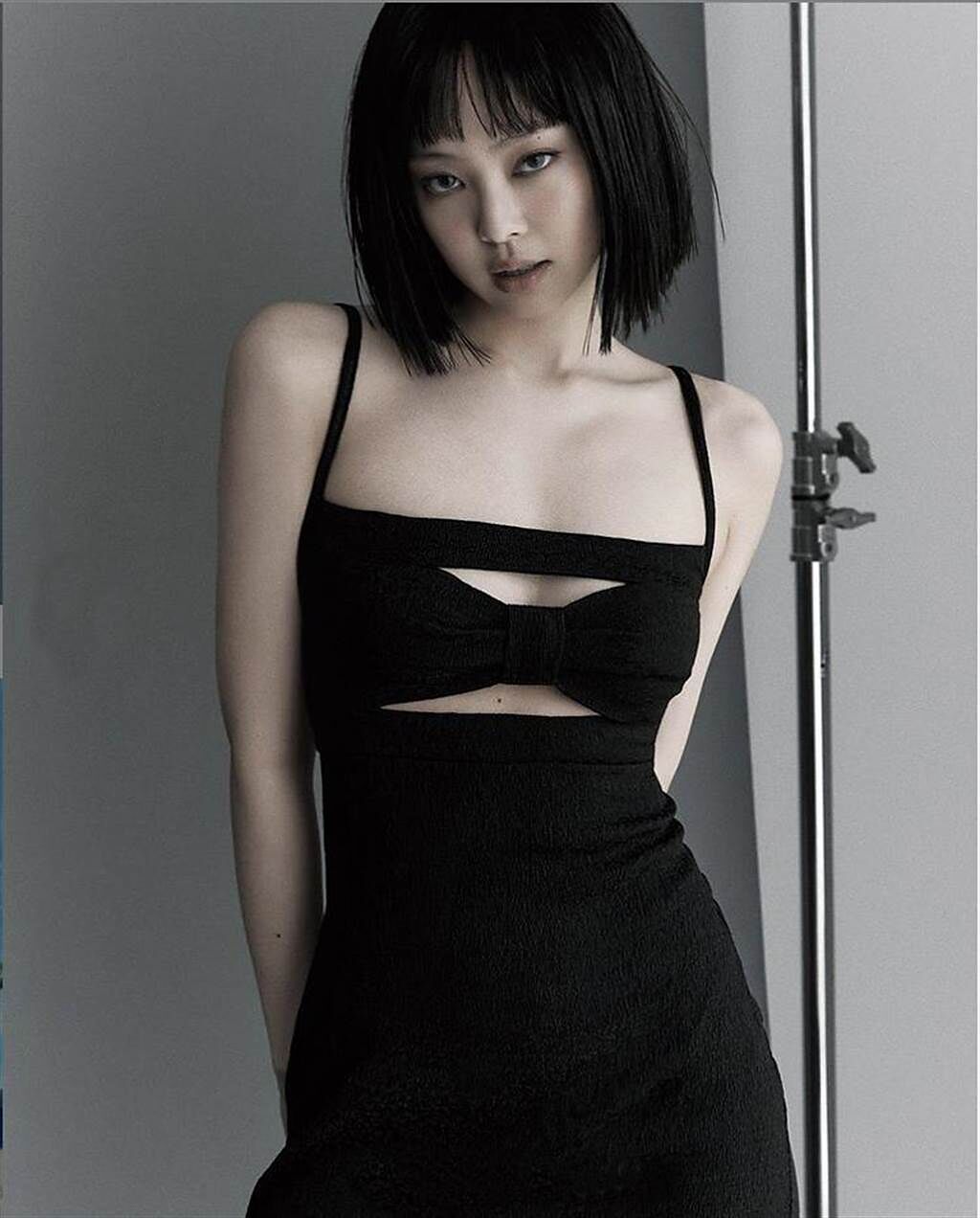 Jennie以黑色簍空洋裝搭配黑短髮造型，呈現酷帥風格。（翻攝自Jennie IG）