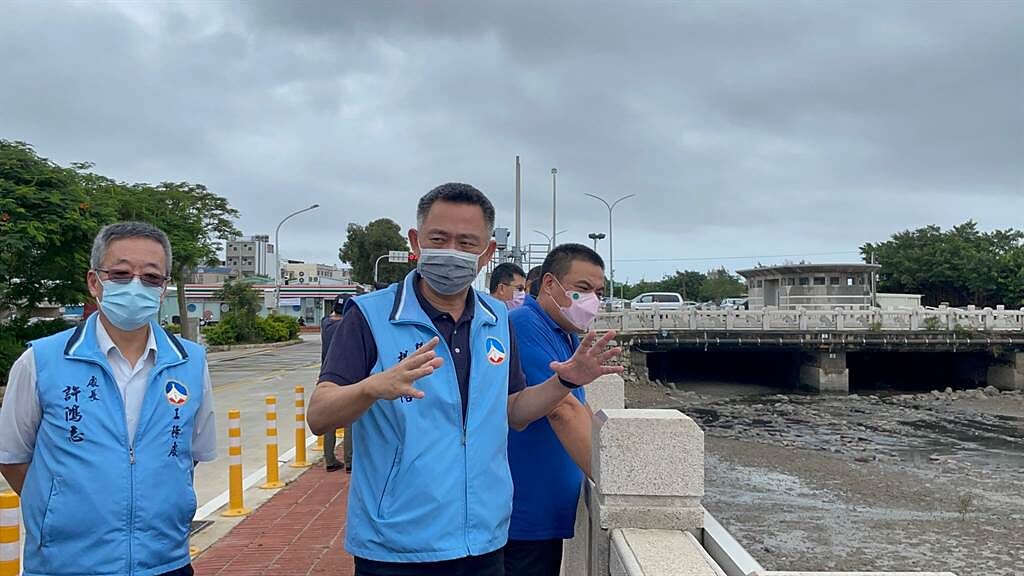 楊鎮浯縣長赴浯江抽水站視察第一線防颱風整備作業。（縣府提供）