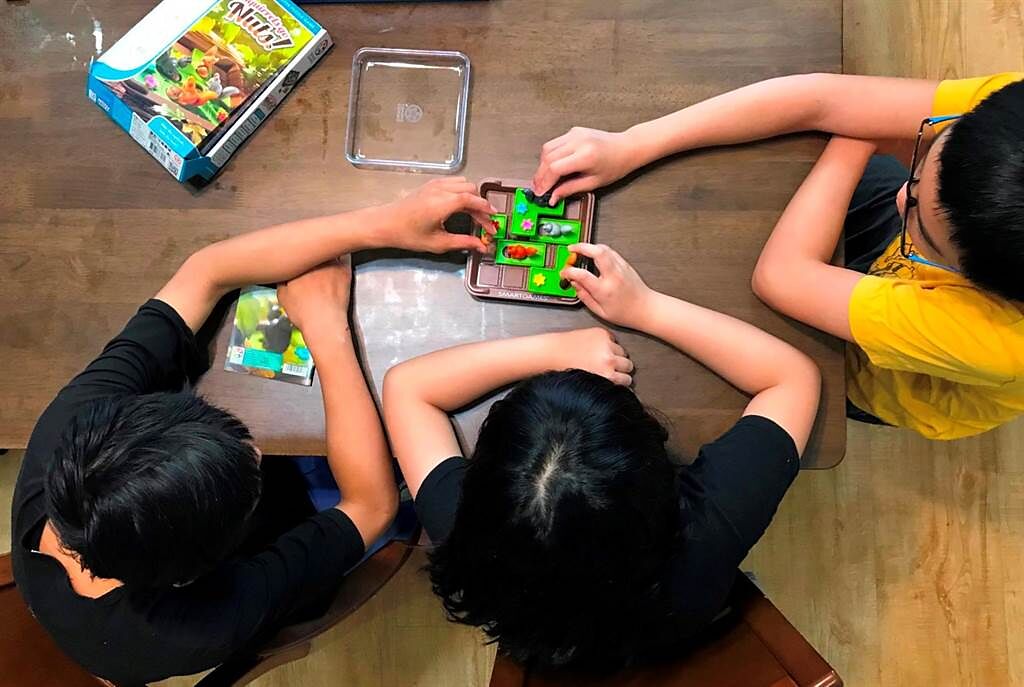 桌遊培養孩童邏輯能力並學會合作與分享(愛慈基金會提供)