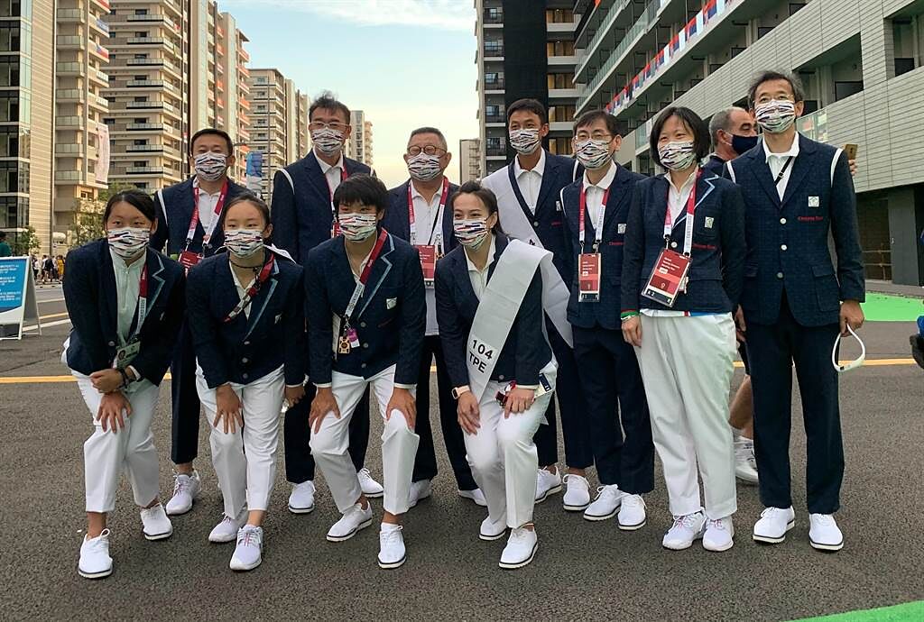 中華代表團參與東奧開幕典禮的11人在新國立競技場外合照。（中華代表團提供）