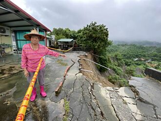豪雨下不停驚見「前院不見了」 台南龍崎邊坡塌3民宅門口現斷崖