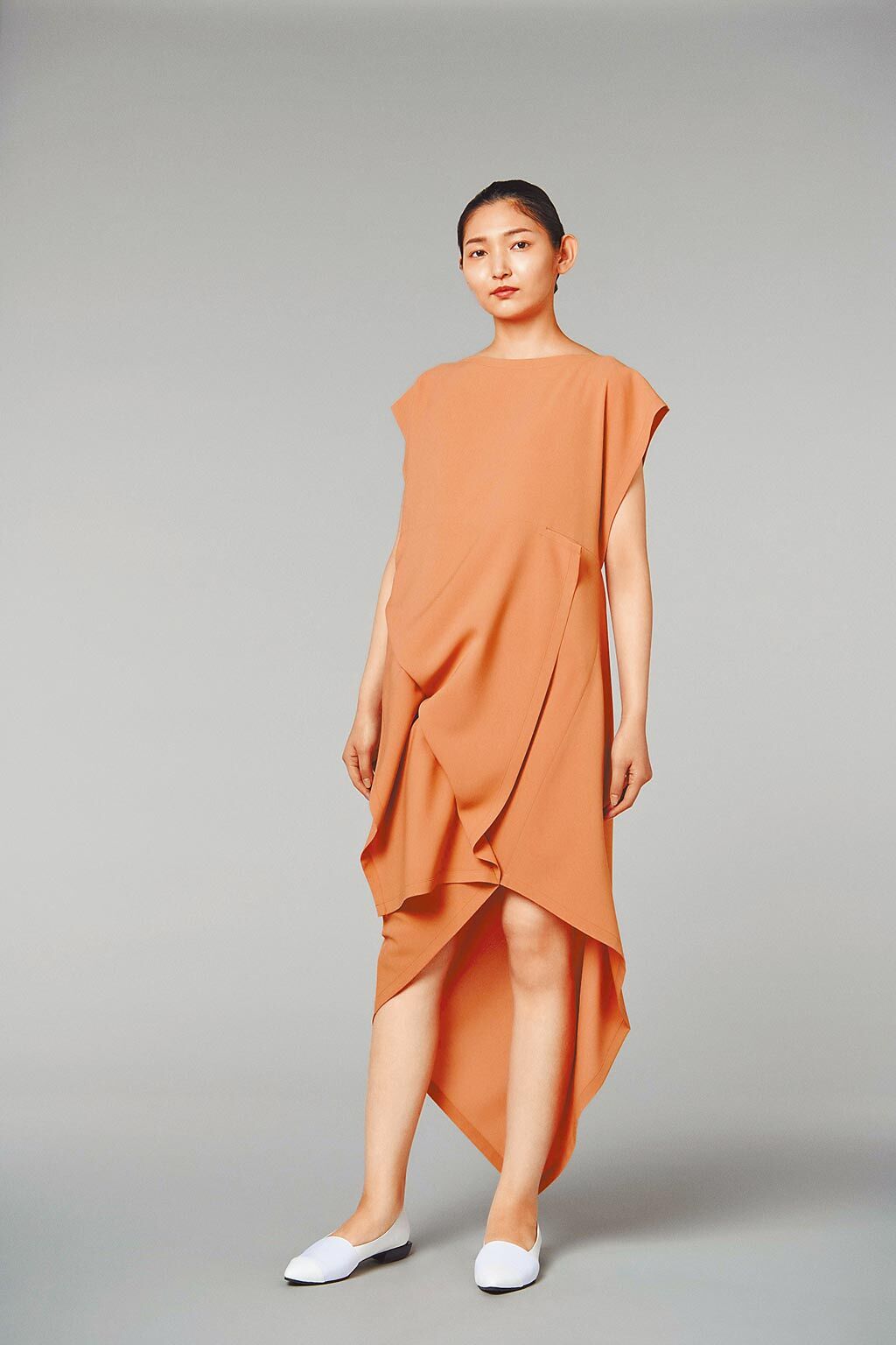 以交疊方式呈現本系列服裝，靈感源於用紙進行的藝術包裝。132 5.橘色交疊洋裝2萬5800元。（君梵提供）