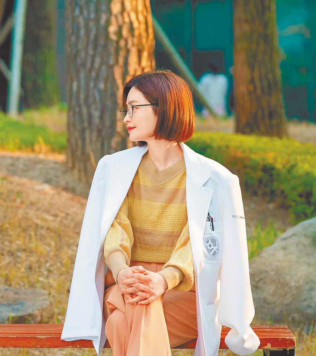 田美都於《機智醫生生活2》著Lanvin非當季服飾，呈現溫柔自信的都市女性氣質。（Netflix提供）
