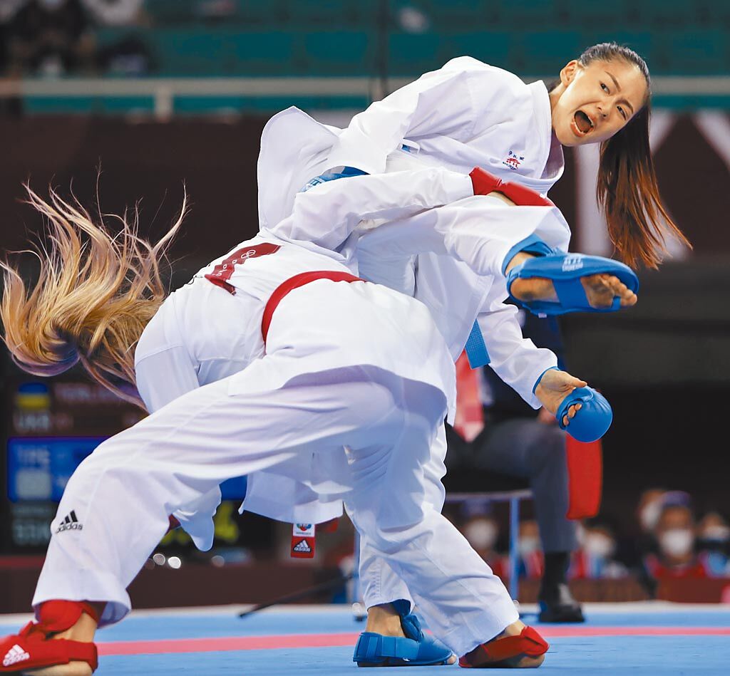 東京奧運空手道女子55公斤級，中華隊文姿云使出「蠍子擺尾」，在最後1秒扳成4平，時間終了遭裁定落敗，獲得銅牌。（季志翔攝）
