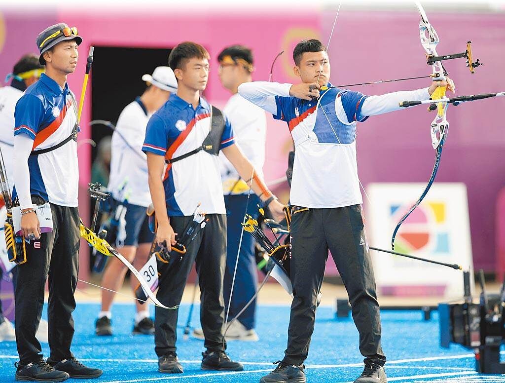 東京奧運男子團體射箭比賽，中華隊魏均珩（左）、鄧宇成（中）與湯智鈞（右）獲得銀牌。（季志翔攝）