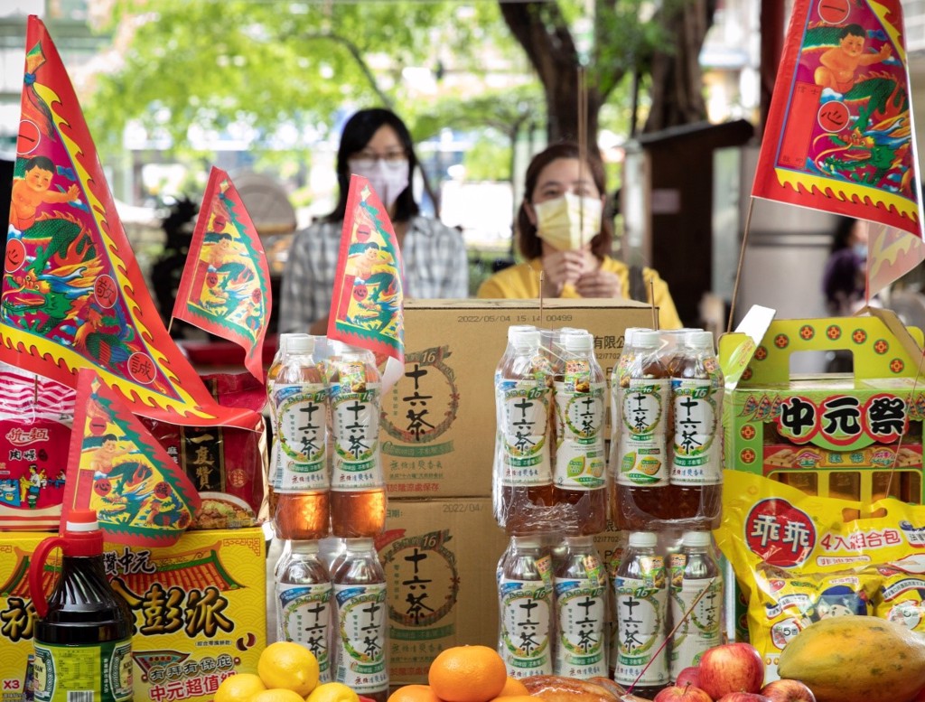 中元節拜拜供品選「十六茶」，一瓶含16種食材誠意十足又健康。(圖/中時新聞網攝)