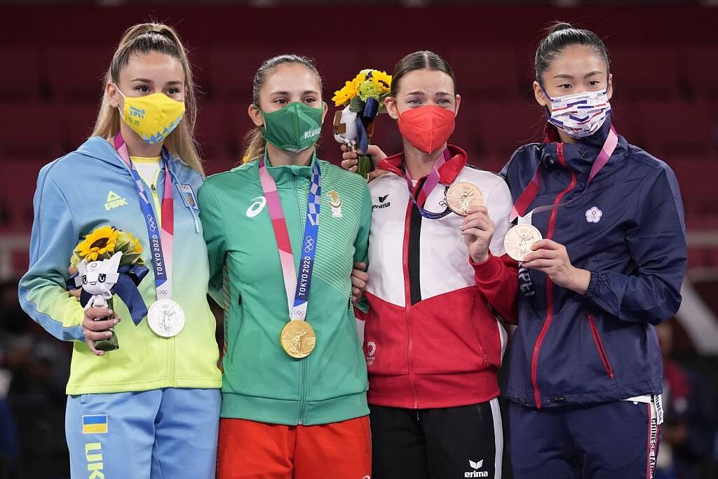 空手道女子55公斤級，銀牌烏克蘭Anzhelika Terliuga(左起)、金牌保加利亞Ivet Goranova、銅牌奧地利Bettina Plank、銅牌台灣文姿云。（路透）