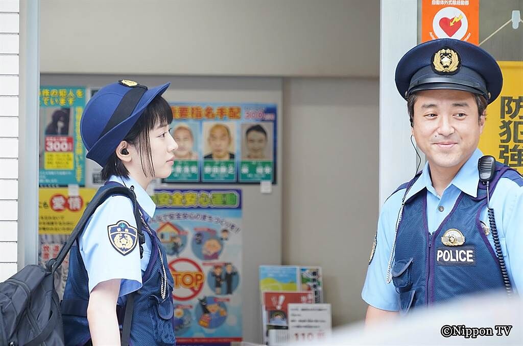 永野芽郁（左）和室剛在《秘密內幕-女警的反擊-》中飾演派出所上司與下屬。（WAKUWAKU JAPAN提供）