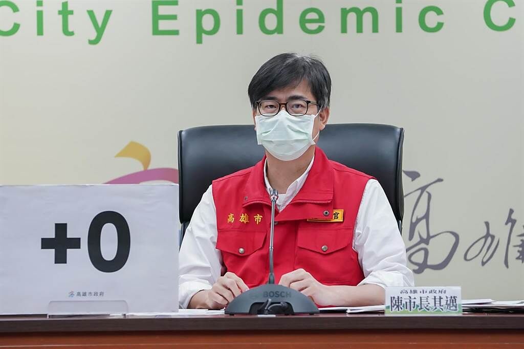 高雄市長陳其邁在防疫記者會上承諾，未來中央若發放振興券，高雄會再另外加碼。（本報資料照片）