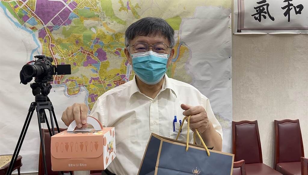 北市議會記者聯誼會送台北市長柯文哲生日蛋糕。（張穎齊攝）