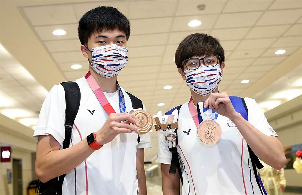 東奧中華台北桌球及拳擊選手6日返台，奪下桌球混雙銅牌的林昀儒（左起）及鄭怡靜下機後開心地展示獎牌。（范揚光攝）