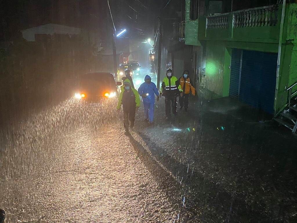 暴雨轟炸屏東山區，來義鄉晚間強制撤村152人。（來義鄉公所提供／謝佳潾屏東傳真）