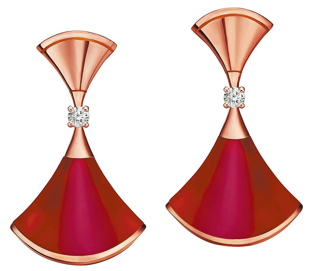 寶格麗Divas' Dream系列玫瑰金紅玉髓與鑽石耳環，8萬2400元。（寶格麗提供）