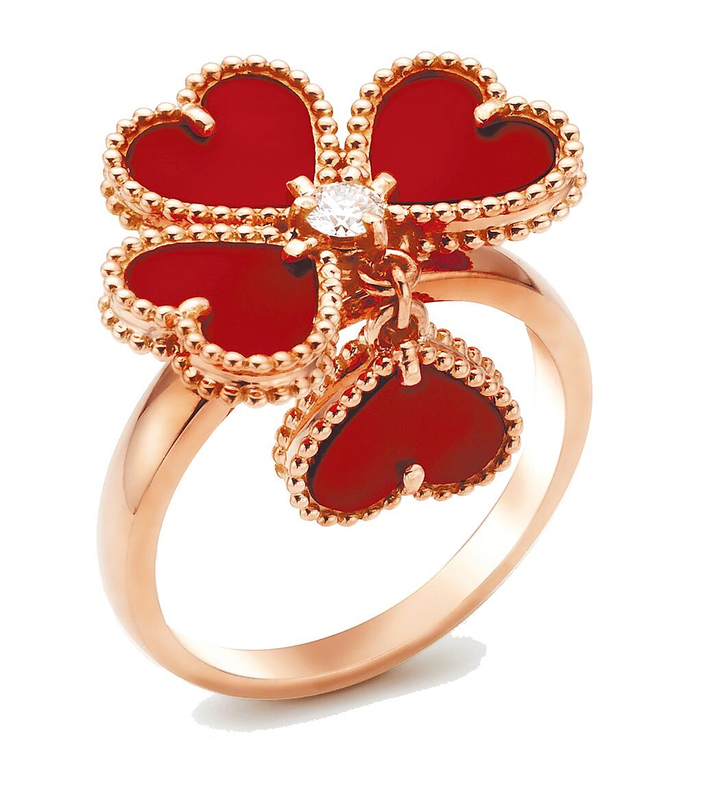 梵克雅寶Sweet Alhambra Effeuillage戒指，紅玉髓款，15萬6000元。（梵克雅寶提供）