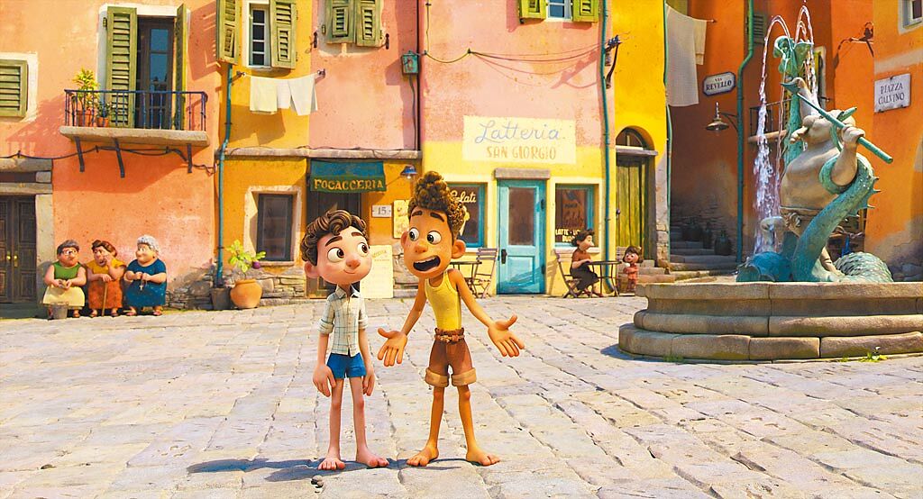 《路卡的夏天》遠赴義大利西北方小城取景，讓夏天充滿了異國風情。（迪士尼提供）