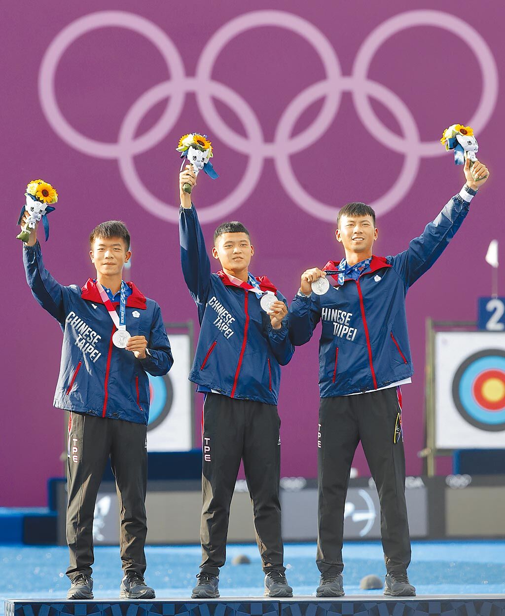 銀牌-射箭男子團體／鄧宇成(左至右)、湯智鈞、魏均珩
