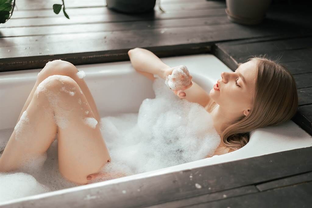 泡澡劑都含化學成份 想紓壓又不傷皮膚有絕妙泡法。(示意圖/Shutterstock)