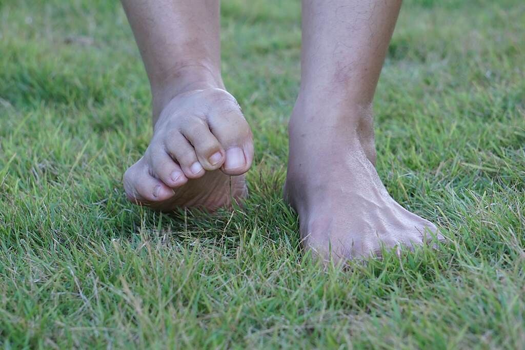 拇趾最長、其他腳趾一樣長的人常常需要操心。（示意圖／shutterstock）