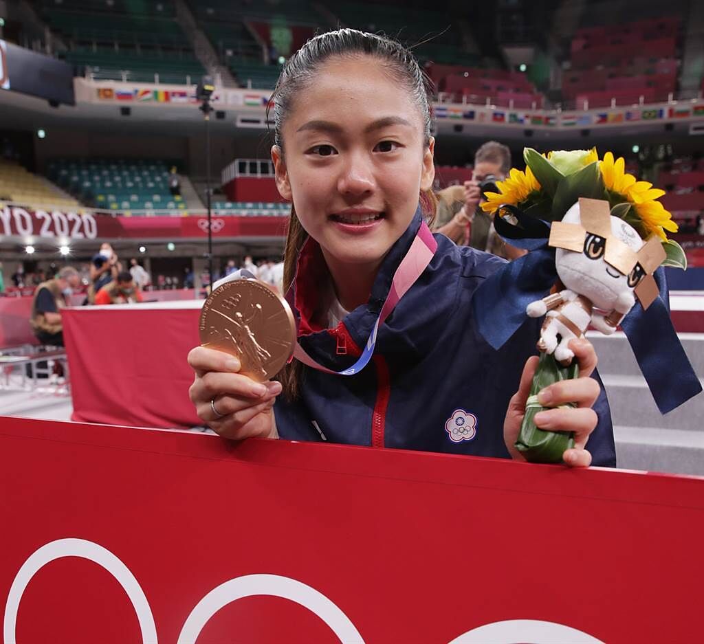 東京奧運空手道女子55公斤級，中華隊文姿云拿到銅牌，為台灣贏得第12面獎牌。（季志翔攝）
