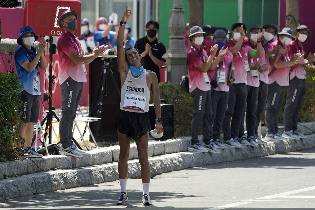 東奧50公里競走最後一位完賽的厄瓜多選手Claudio Villanueva振臂歡呼。（美聯社）