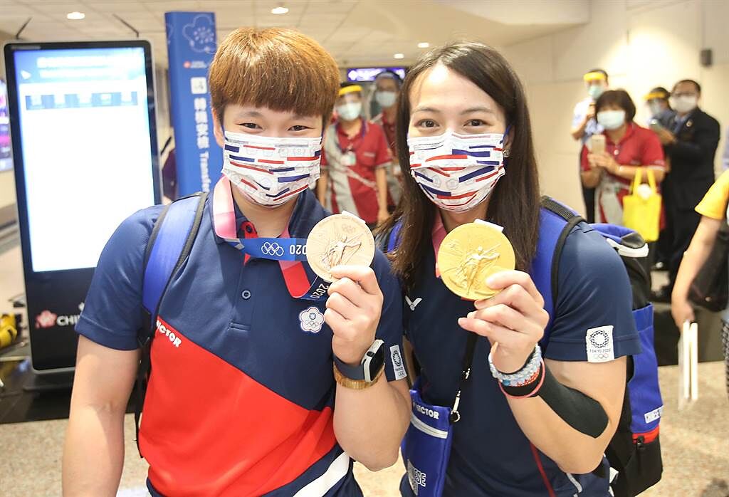 舉重郭婞淳（右）奪下東奧金牌，可獲得2000萬元國光獎金。（范揚光攝／資料照）