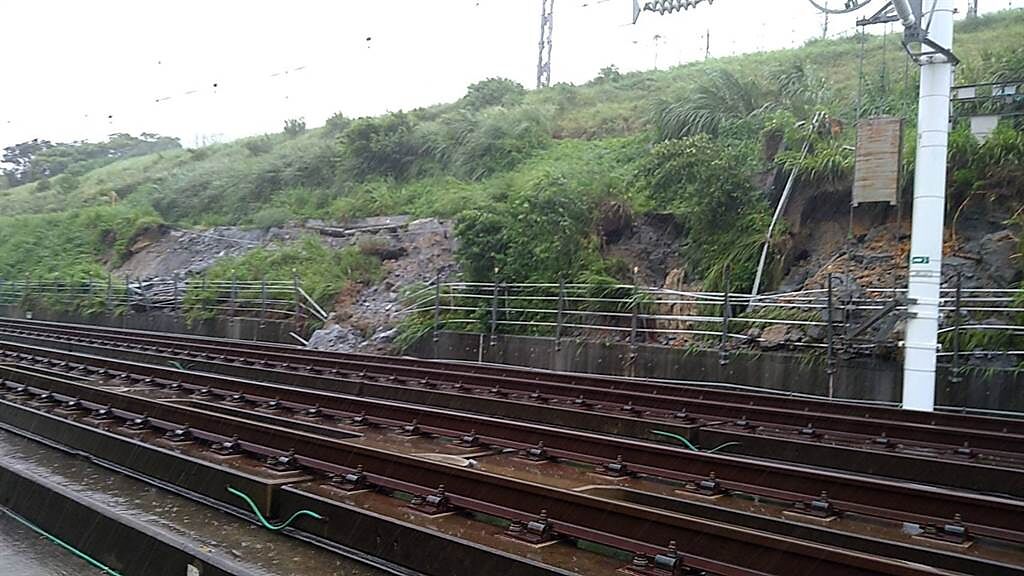 高鐵發生營運以來最嚴重坍方事件，今苗栗台中間雙向停駛。（讀者提供）