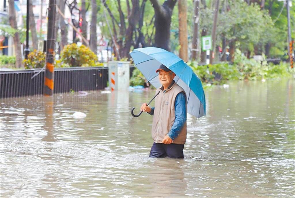台灣民眾面對劇烈天氣頻率愈來愈高，也只能搖頭苦笑。（呂妍庭攝）