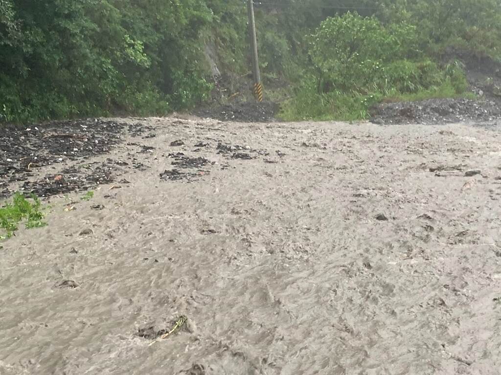 屏東霧台鄉累積雨量飆破644毫米，大武村有百餘人受困山區。（民眾提供／謝佳潾屏東傳真）