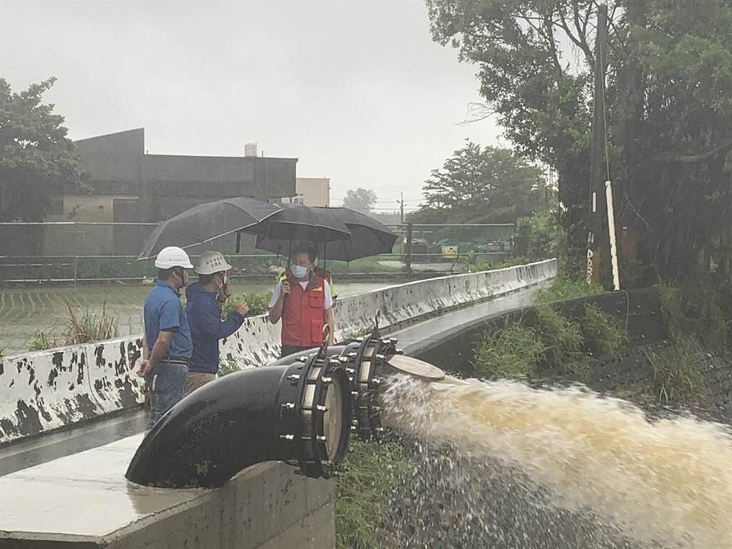 新竹市長林智堅今天下午到南寮地區與港北抽水站了解防災整備工作。（陳育賢攝）