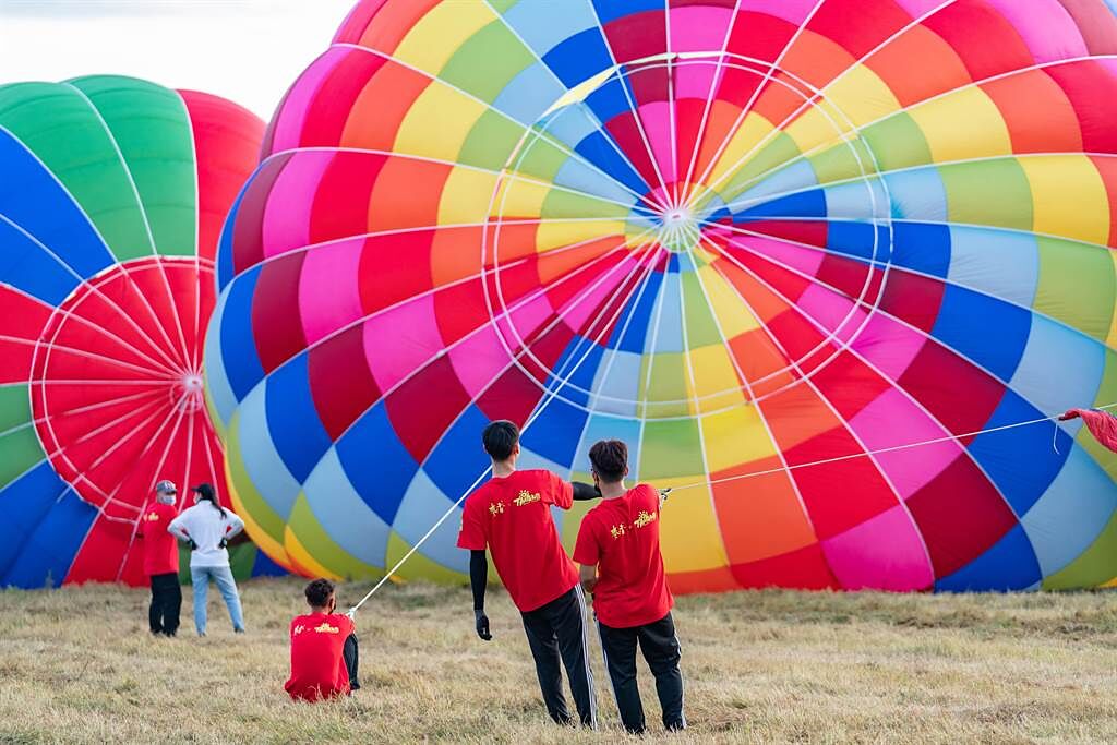 台東熱氣球7日首飛活動全數取消，遊客大嘆失望。（資料照片）