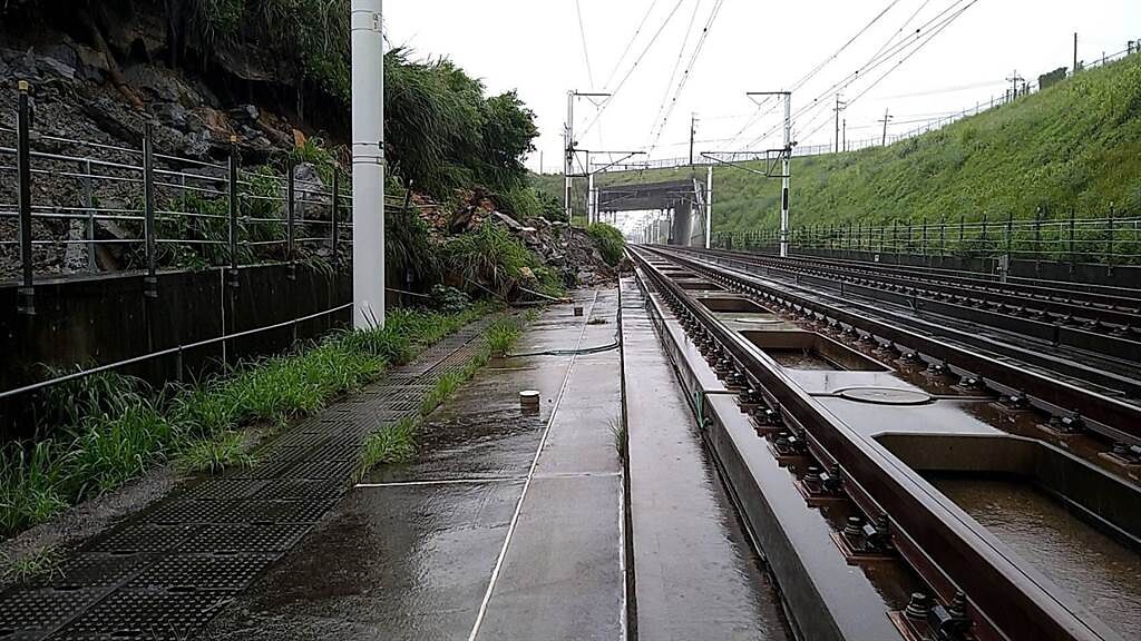 台灣高鐵苗栗路段今天受到豪大雨沖刷，造成邊坡土石滑落影響列車行進，造成台中到苗栗間停駛。（高鐵台中站提供）