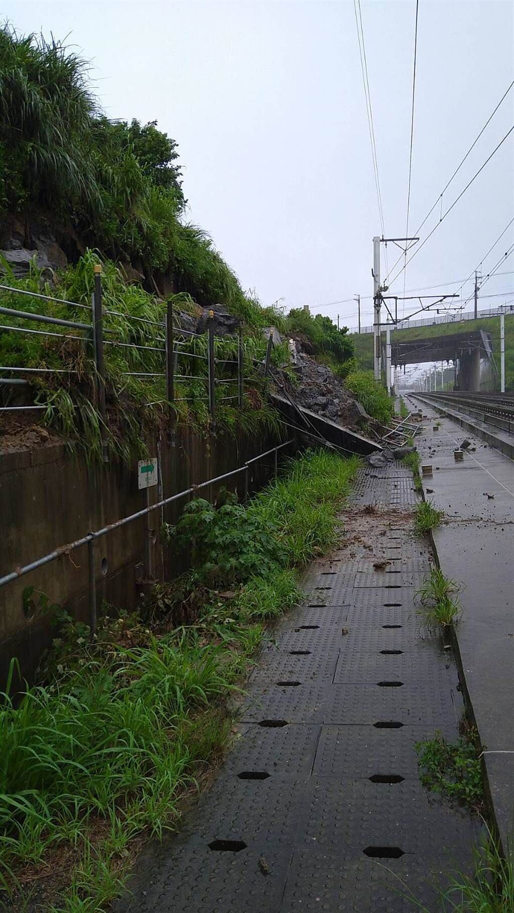 台灣高鐵苗栗路段受到豪大雨沖刷，造成邊坡土石滑落影響列車行進，造成台中到苗栗間停駛。（高鐵台中站提供）