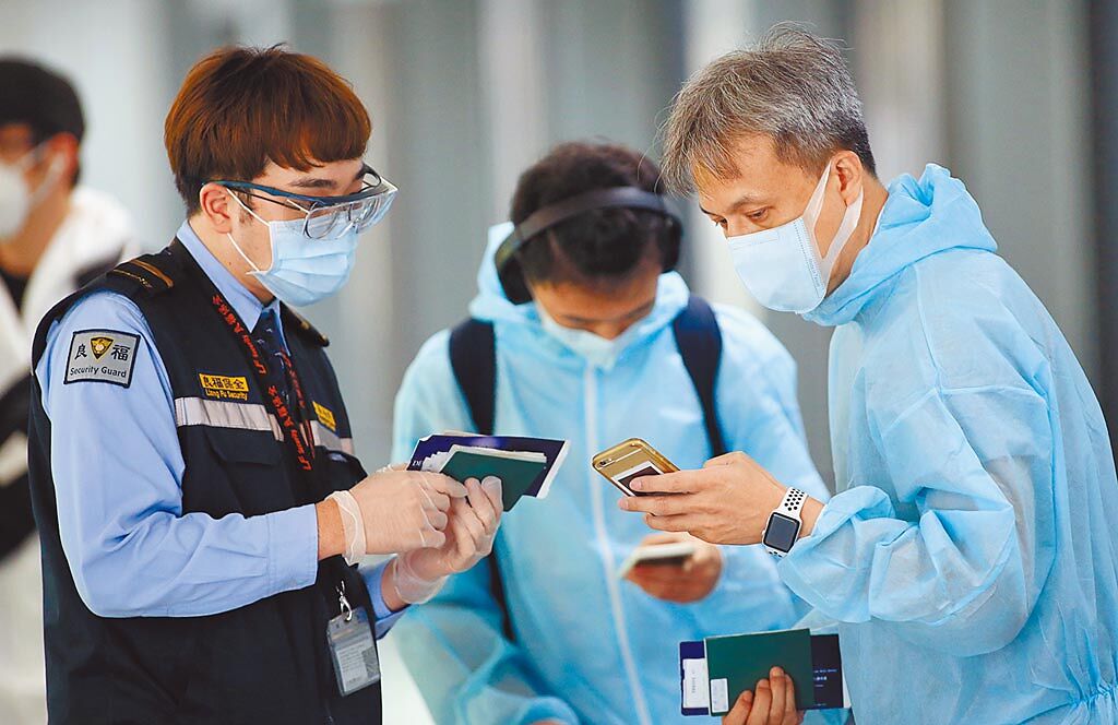 中央流行疫情指揮中心7日公布，國內新增10例新冠肺炎確定病例，其中4例為境外移入，在桃園機場第二航廈的入境管制區，剛下機的旅客正在查驗入境健康資料。（范揚光攝）