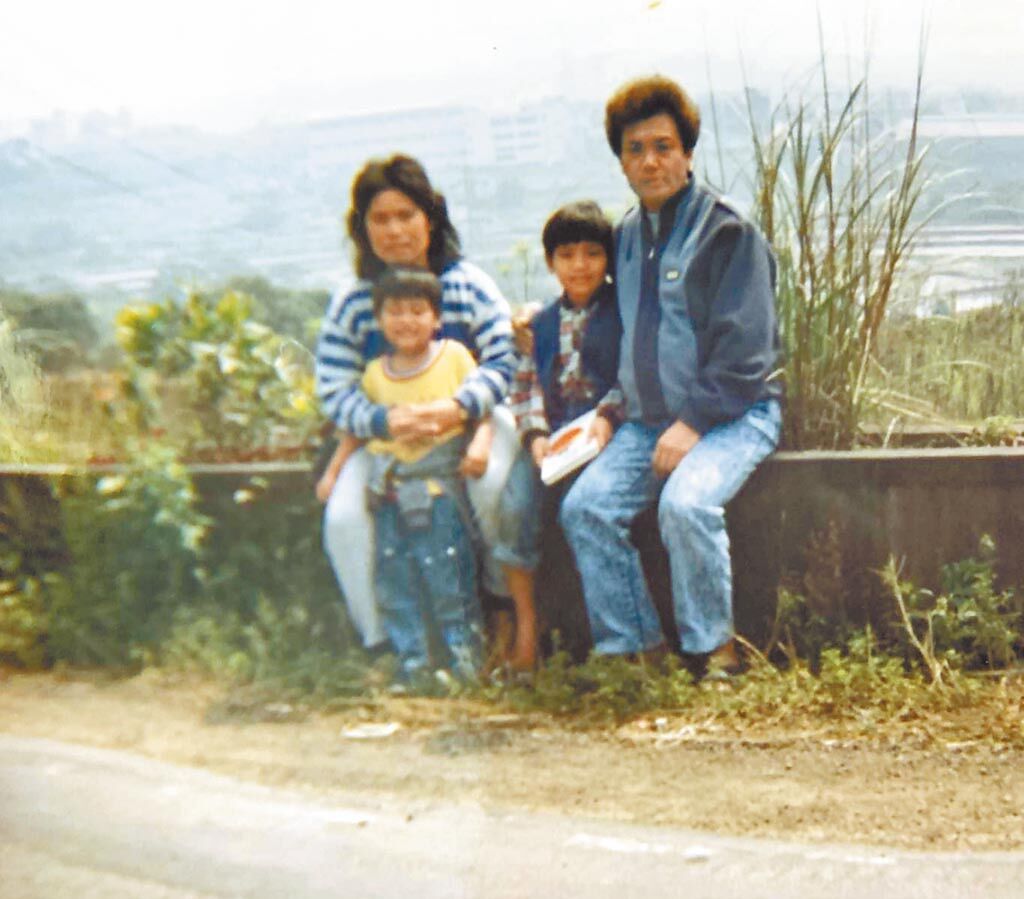 撒基努（右二）幼時與媽媽（左起）、小弟、爸爸在工廠的宿舍住了3年。 （撒基努提供）