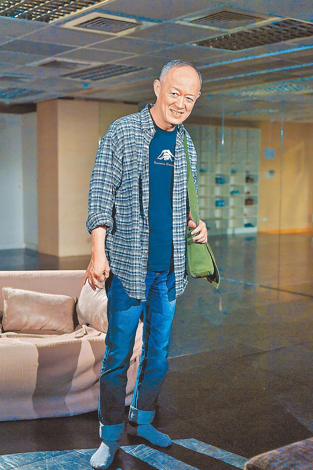 70歲的金士傑平常出門都背著書包。（資料照）