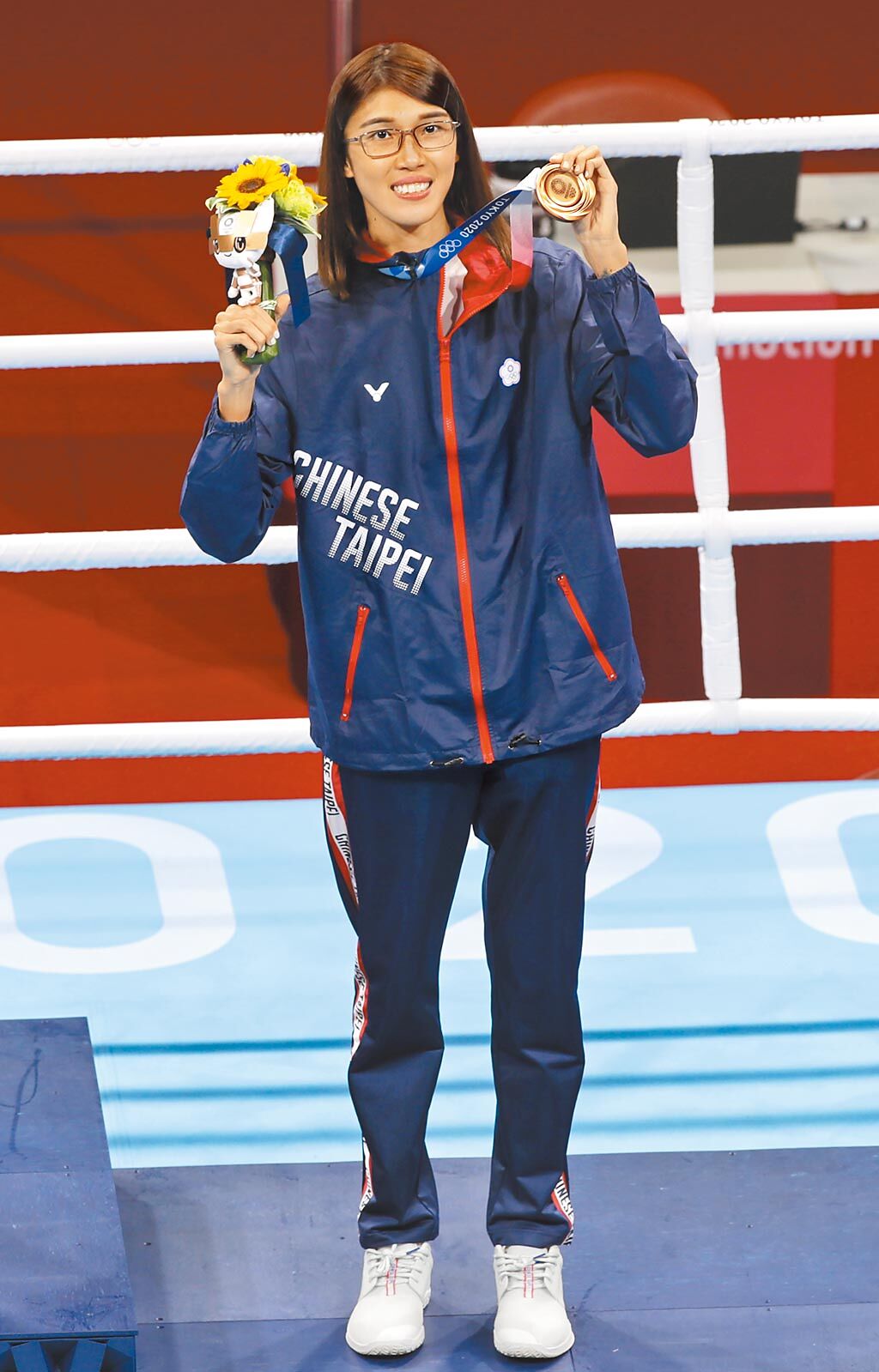 東京奧運7日進行拳擊項目的頒獎典禮，中華隊黃筱雯在51公斤級奪得銅牌，興奮地展示獎牌。（季志翔攝）