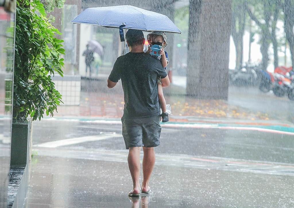 盧碧颱風遠離，但南部的雨還沒結束。氣象局提醒，今各地仍有陣雨機率。（粘耿豪攝）