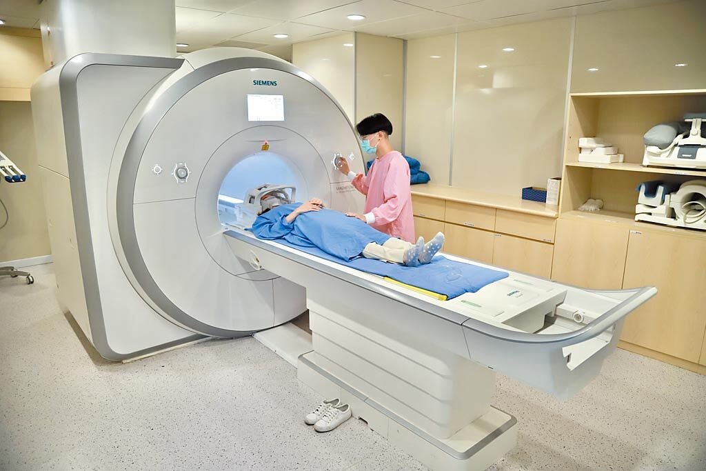 建議40歲以上民眾將自費項目3T高磁場核磁共振腦血管攝影檢查納入健檢規畫。（羅東博愛醫院提供）