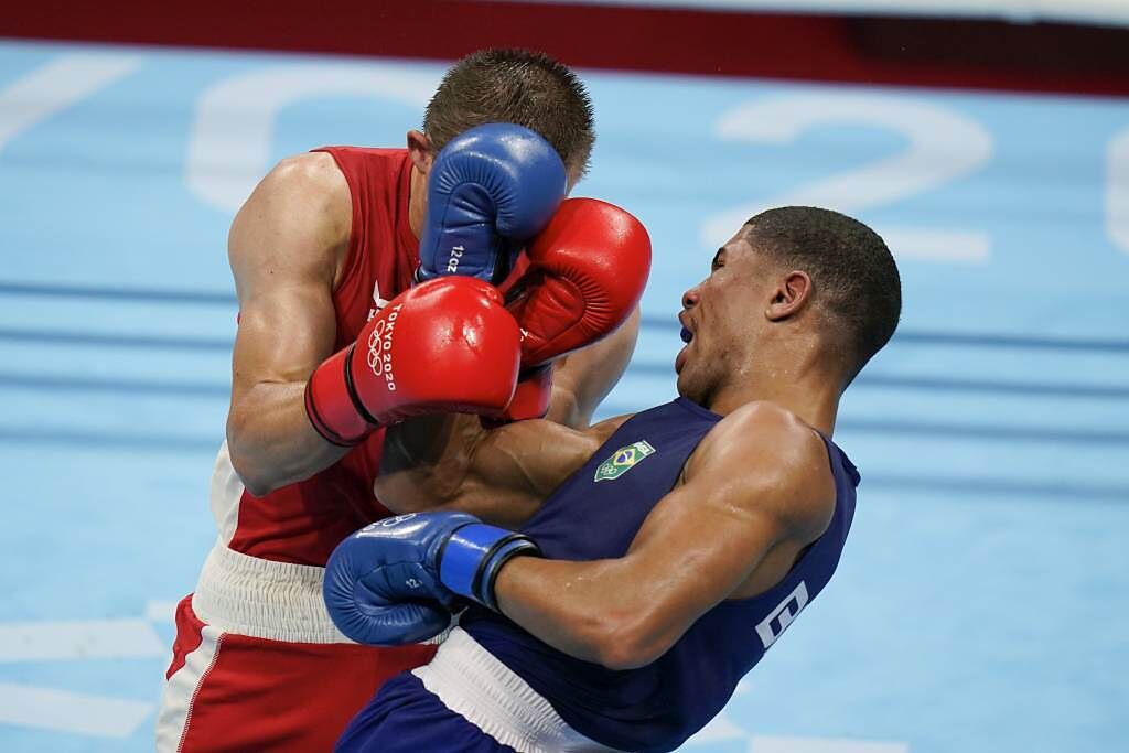 巴西拳手Hebert Sousa(右)在壓倒性不利的金牌戰中以KO大逆轉。（美聯社資料照）