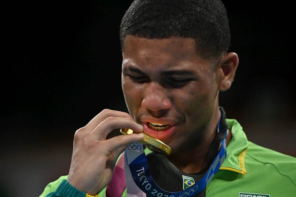 巴西拳手Hebert Sousa摘下金牌後情緒激動。（美聯社資料照）