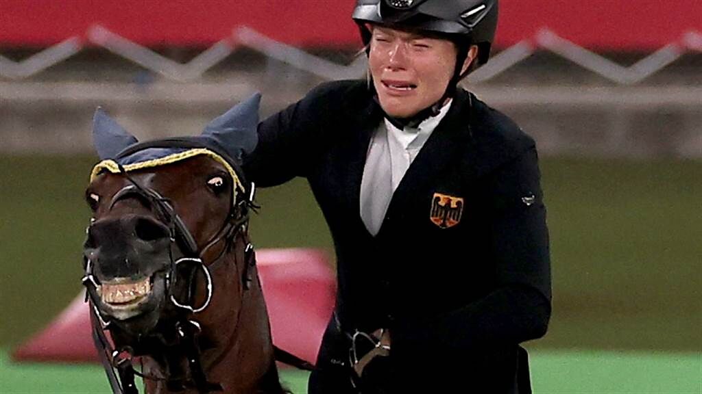女子現代五項選手安妮卡史勒（Annika Schleu）因馬兒不願配合跨欄，讓她痛失金牌嚎啕大哭，教練甚至出拳揍了馬兒而失去觀賽資格。（圖／達志影像）